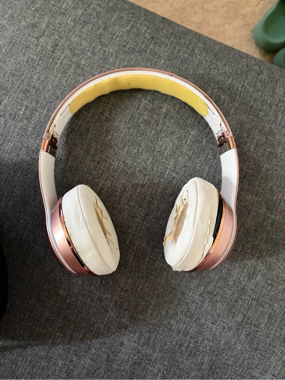 2018 Beats Solo3 On-Ear Headphones in Rose Gold and White - Comfortable Sound
